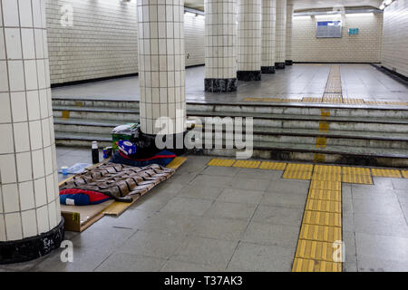 Seoul, Corea del Sud - Giugno 20, 2017: senzatetto letto nel sottopassaggio nel centro cittadino di Seoul. Foto Stock