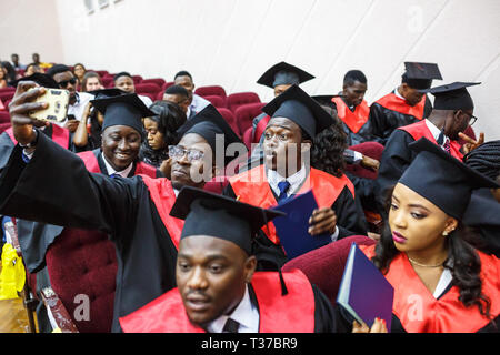 GRODNO, Bielorussia - Giugno, 2018: Stranieri African Medical studenti in piazza graduazione accademico e Cappucci impermeabili nero durante l'avvio con diploms Foto Stock