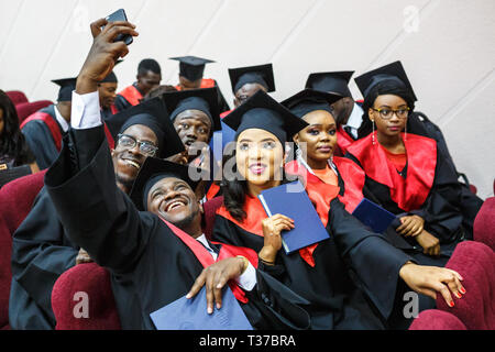 GRODNO, Bielorussia - Giugno, 2018: Stranieri African Medical studenti in piazza graduazione accademico e Cappucci impermeabili nero durante l'avvio con diploms Foto Stock