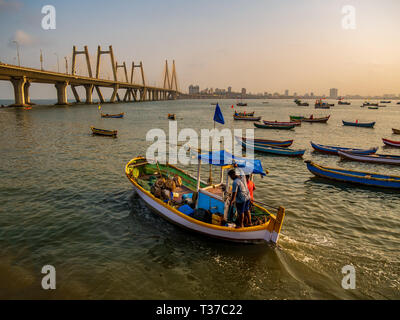 Mumbai, India - 31 Marzo 2019 : un pescatore trawler passando vicino Bandra-Worli sealink bridge Foto Stock