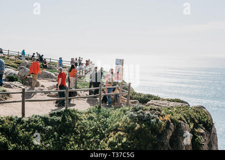 Il Portogallo, Sintra, 26 Giugno 2018: Le persone o i turisti a Capo Roca. Una delle attrazioni del Portogallo. Foto Stock