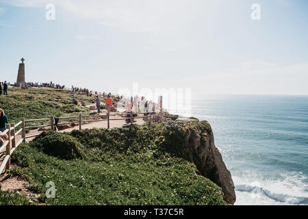 Il Portogallo, Sintra, 26 Giugno 2018: Le persone o i turisti a Capo Roca. Una delle attrazioni del Portogallo. Foto Stock