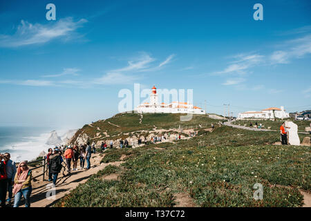 Il Portogallo, Sintra, 26 Giugno 2018: Le persone o i turisti a Capo Roca vicino al faro. Una delle attrazioni del Portogallo. Foto Stock