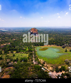 Antica di Sigiriya rock fortezza nella provincia centrale dello Sri Lanka in vista aerea Foto Stock