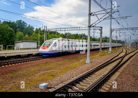 Treno ad alta velocità Allegro. Veloce treno passeggeri. Trasporto passeggeri. Treno ad alta velocità di viaggio. Russia, dalla regione di Leningrado, luglio 14, 2018 Foto Stock