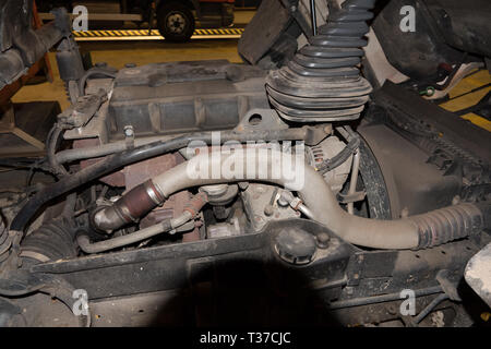 Camion Man con la cabina ribaltata per mostrare il motore per la manutenzione o la riparazione. Foto Stock