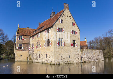 Burg Vischering circondato da acqua in Ludinghausen, Germania Foto Stock