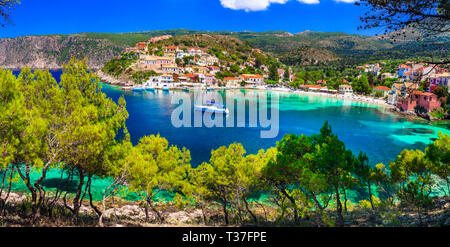 Bella Assos village,vista panoramica,Kefalonia,Grecia Foto Stock