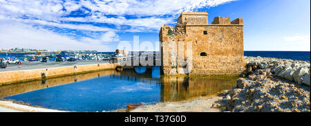 Vecchia Fortezza e mare in Paphos,l'isola di Cipro. Foto Stock