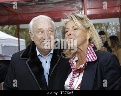 Parigi, Francia, 5 aprile 2019. Marcel Campion e Caroline Margeridon assistere alla cerimonia di inaugurazione della fiera di Trone fino 2019 presso il prato di Reuilly Foto Stock