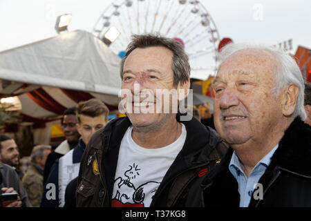 Parigi, Francia, 5 aprile 2019. Jean-Luc Reichmann e Marcel Campion (R) partecipare alla cerimonia di inaugurazione della fiera di Trone fino 2019 presso il prato di Reuilly Foto Stock