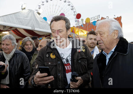 Parigi, Francia, 5 aprile 2019. Jean-Luc Reichmann e Marcel Campion (R) partecipare alla cerimonia di inaugurazione della fiera di Trone fino 2019 presso il prato di Reuilly Foto Stock