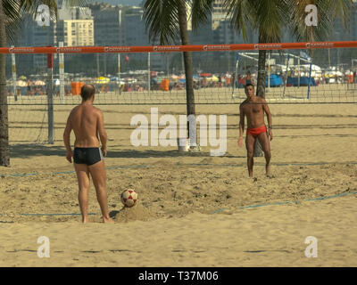 RIO DE JANEIRO, Brasile - 27 maggio, 2016: kick off e punto giocato in un gioco di footvolley sulla spiaggia di Copacabana a Rio Foto Stock