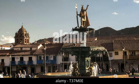 CUSCO, Perù- Giugno 20, 2016: la fontana e la statua di pachacuti in plaza de armas, Cusco Foto Stock