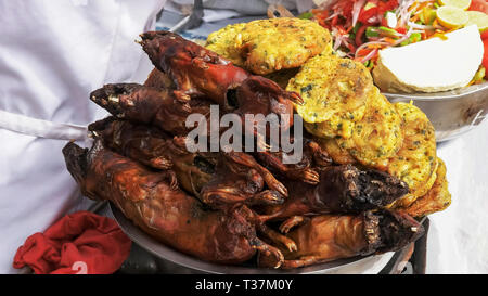 Cucinato al momento cuy, cavia, in un mercato di Cuzco Foto Stock