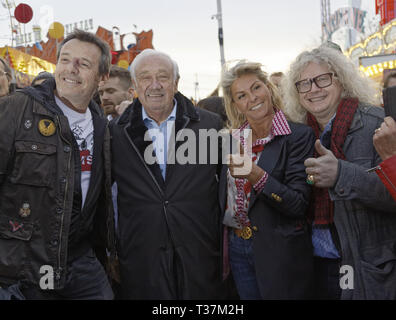 Jean-Luc Reichmann (L), Marcel Campion, Caroline Margeridon e Pierre Jean Chalencon assistere alla cerimonia di inaugurazione della fiera del Trone fino Foto Stock