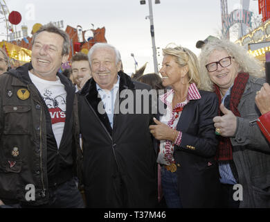 Jean-Luc Reichmann (L), Marcel Campion, Caroline Margeridon e Pierre Jean Chalencon assistere alla cerimonia di inaugurazione della fiera del Trone fino Foto Stock