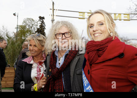 Parigi, Francia, 5 Aprile 2019.Caroline Margeridon(L),Pierre Jean Chalencon e Sandra Ferreira, Francia Madame 2019 frequentare l inaugurazione del Fai Foto Stock