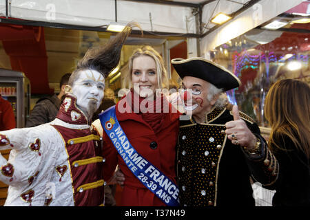 Parigi, Francia, 5 Aprile 2019.Christall (L), Sandra Ferreira, Francia Madame 2019 e Michel Lebeau (R) partecipare alla cerimonia di inaugurazione della fiera di Trone fino 20 Foto Stock