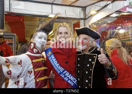 Parigi, Francia, 5 Aprile 2019.Christall (L), Sandra Ferreira, Francia Madame 2019 e Michel Lebeau (R) partecipare alla cerimonia di inaugurazione della fiera di Trone fino 20 Foto Stock