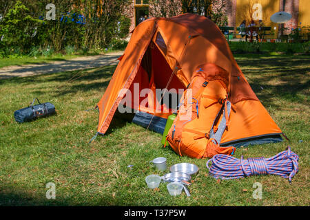 Tenda da campeggio con set, roba, attrezzature per il trekking - tenda, zaino e sacco a pelo, funi, ingranaggio di cottura, pentole e utensili Foto Stock