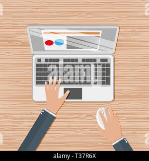 Imprenditore mani lavorando laptop con wireless mouse. illustrazione vettoriale su sfondo di legno in design piatto. vista superiore Illustrazione Vettoriale