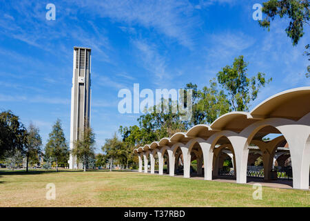 Pomeriggio soleggiato vista del Campanile di UC Riverside in California Foto Stock