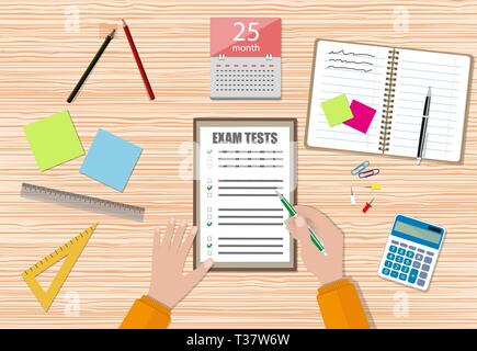 Studente riempie mano esame quiz carta con penna verde, scuola esame i risultati dei test in legno per banco di scuola con perni, calcolatrice, blocco note e Calendario. vecto Illustrazione Vettoriale