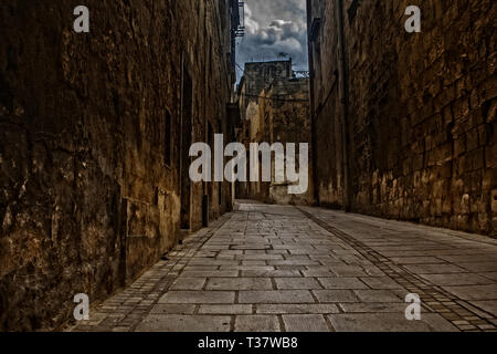 Vicolo stretto nella Città Vecchia di Birgu, Malta Foto Stock