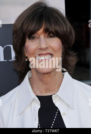 Lo scrittore e regista Nora Efron - Julie & Julia Premiere al Westwood Village Theatre di Los Angeles.EphronNora 83 Red Carpet Event, verticale, STATI UNITI D'AMERICA, industria cinematografica, celebrità, fotografia, Bestof, arte cultura e intrattenimento, Topix celebrità moda / Verticale, meglio di, evento nella vita di Hollywood - California, moquette rossa e dietro le quinte, USA, industria cinematografica, celebrità, movie celebrità, personaggi televisivi, musica celebrità, fotografia, Bestof, arte cultura e intrattenimento, Topix, headshot, verticale, una persona, dall'anno , 2009, inchiesta tsuni@Gamma-USA.com Foto Stock