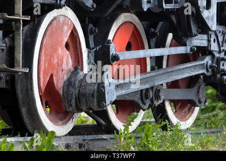 Ruote del vecchio treno su rotaie, primo piano Foto Stock