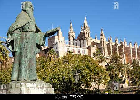 Palma de Mallorca, Spagna - 25 Marzo 2019 : vista laterale della famosa cattedrale gotica di Santa Maria La Seu, Palazzo dei Re Almudaina e statua del ramo Foto Stock