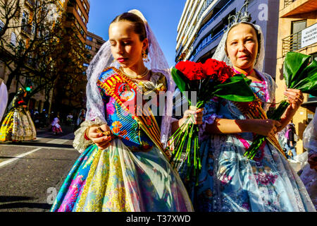 Las Fallas festival Valencia Donne gente in abito tradizionale costumi colorati marciando per la Virgen Spagna Foto Stock