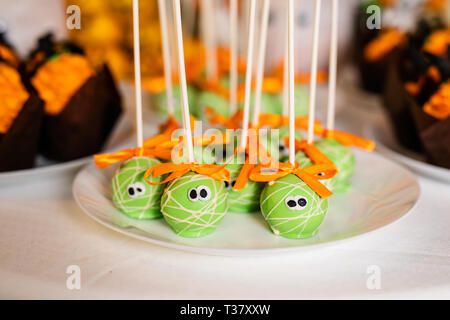 Green pop torte sul candy bar per la festa di Halloween. Foto Stock