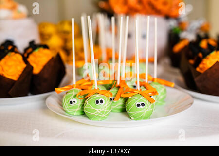 Green pop torte sul candy bar per la festa di Halloween. Foto Stock