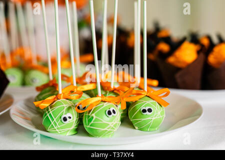 Green pop torte sul candy bar per la festa di Halloween. Foto Stock