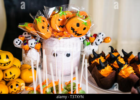 Grande Vaso decorato con zucca marshmallows sul candy bar per la festa di Halloween. Foto Stock