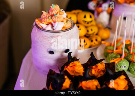 Grande Vaso decorato con zucca marshmallows sul candy bar per la festa di Halloween. Foto Stock