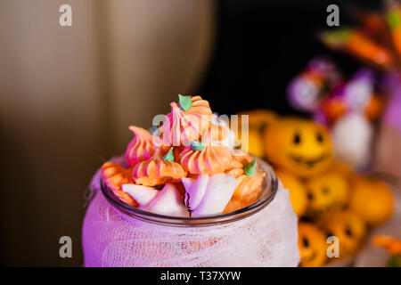 Grande Vaso decorato con zucca marshmallows sul candy bar per la festa di Halloween. Foto Stock