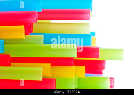 Close up arcobaleno colorato cannucce potabile Foto Stock