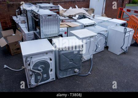 Vecchie macchine lavatrici, forni e altri elettrodomestici destinati per gli scarti Foto Stock