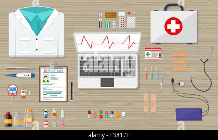 Medici in legno scrivania con computer portatile medico e sanitario i dispositivi e le pillole. illustrazione vettoriale in stile piatto Illustrazione Vettoriale