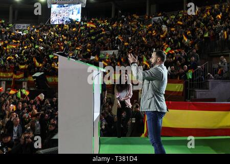 Madrid, Spagna . 06 apr, 2019. Santiago Abascal visto gretting ai partecipanti della manifestazione di partito politico VOX. Cordon Premere Credito: CORDON PREMERE/Alamy Live News Foto Stock