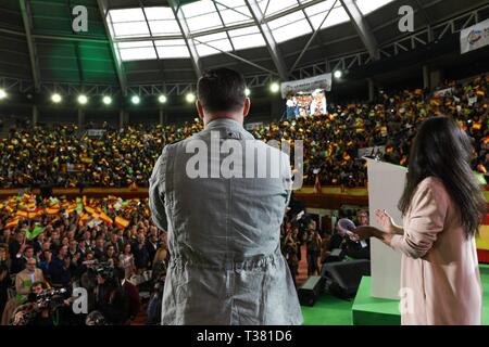 Madrid, Spagna . 06 apr, 2019. Santiago Abascal visto gretting ai partecipanti della manifestazione di partito politico VOX. Cordon Premere Credito: CORDON PREMERE/Alamy Live News Foto Stock