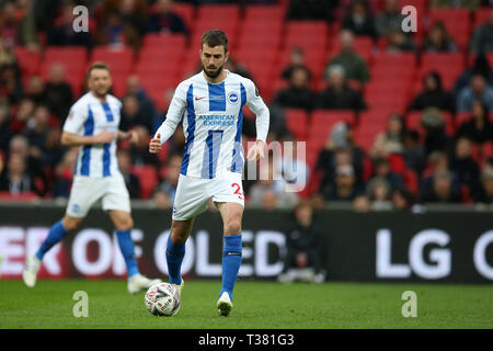Londra, Regno Unito. 06 apr, 2019. Davy ben di Brighton & Hove Albion in azione. La Emirates FA Cup, semi-finale corrispondono, Manchester City v Brighton & Hove Albion allo Stadio di Wembley a Londra il sabato 6 aprile 2019. Questa immagine può essere utilizzata solo per scopi editoriali. Solo uso editoriale, è richiesta una licenza per uso commerciale. Nessun uso in scommesse, giochi o un singolo giocatore/club/league pubblicazioni . Credito: Andrew Orchard fotografia sportiva/Alamy Live News Foto Stock