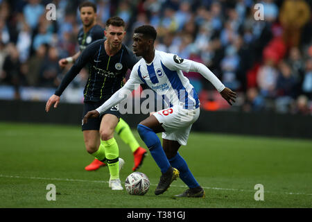 Londra, Regno Unito. 06 apr, 2019. Yves Bissouma di Brighton & Hove Albion in azione. La Emirates FA Cup, semi-finale corrispondono, Manchester City v Brighton & Hove Albion allo Stadio di Wembley a Londra il sabato 6 aprile 2019. Questa immagine può essere utilizzata solo per scopi editoriali. Solo uso editoriale, è richiesta una licenza per uso commerciale. Nessun uso in scommesse, giochi o un singolo giocatore/club/league pubblicazioni . Credito: Andrew Orchard fotografia sportiva/Alamy Live News Foto Stock