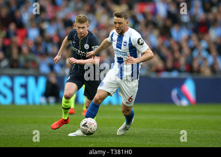 Londra, Regno Unito. 06 apr, 2019. Dale Stephens di Brighton & Hove Albion in azione. La Emirates FA Cup, semi-finale corrispondono, Manchester City v Brighton & Hove Albion allo Stadio di Wembley a Londra il sabato 6 aprile 2019. Questa immagine può essere utilizzata solo per scopi editoriali. Solo uso editoriale, è richiesta una licenza per uso commerciale. Nessun uso in scommesse, giochi o un singolo giocatore/club/league pubblicazioni . Credito: Andrew Orchard fotografia sportiva/Alamy Live News Foto Stock