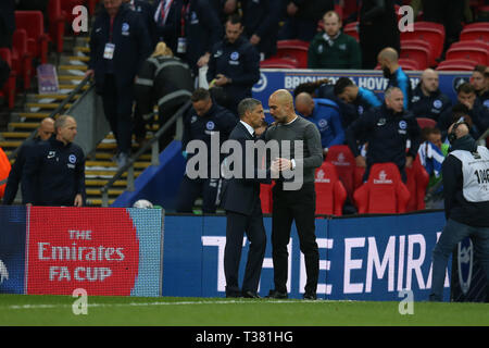 Londra, Regno Unito. 06 apr, 2019. Pep Guardiola , il Manchester City manager con Chris Hughton, il manager del Brighton & Hove Albion (l) dopo il gioco.Gli Emirati FA Cup, semi-finale corrispondono, Manchester City v Brighton & Hove Albion allo Stadio di Wembley a Londra il sabato 6 aprile 2019. Questa immagine può essere utilizzata solo per scopi editoriali. Solo uso editoriale, è richiesta una licenza per uso commerciale. Nessun uso in scommesse, giochi o un singolo giocatore/club/league pubblicazioni . Credito: Andrew Orchard fotografia sportiva/Alamy Live News Foto Stock