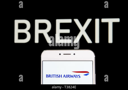 Hong Kong. 6 apr, 2019. In questa foto illustrazione di una compagnia aerea britannica British Airways, il logo è visibile su un androide dispositivo mobile con un messaggio Brexit in background. Credito: Budrul Chukrut SOPA/images/ZUMA filo/Alamy Live News Foto Stock