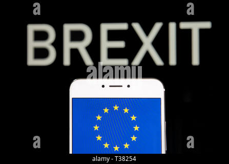 Hong Kong. 5 apr, 2019. In questa foto illustrazione una bandiera dell'Unione europea viene visto su un androide dispositivo mobile con un messaggio Brexit in background. Credito: Budrul Chukrut SOPA/images/ZUMA filo/Alamy Live News Foto Stock